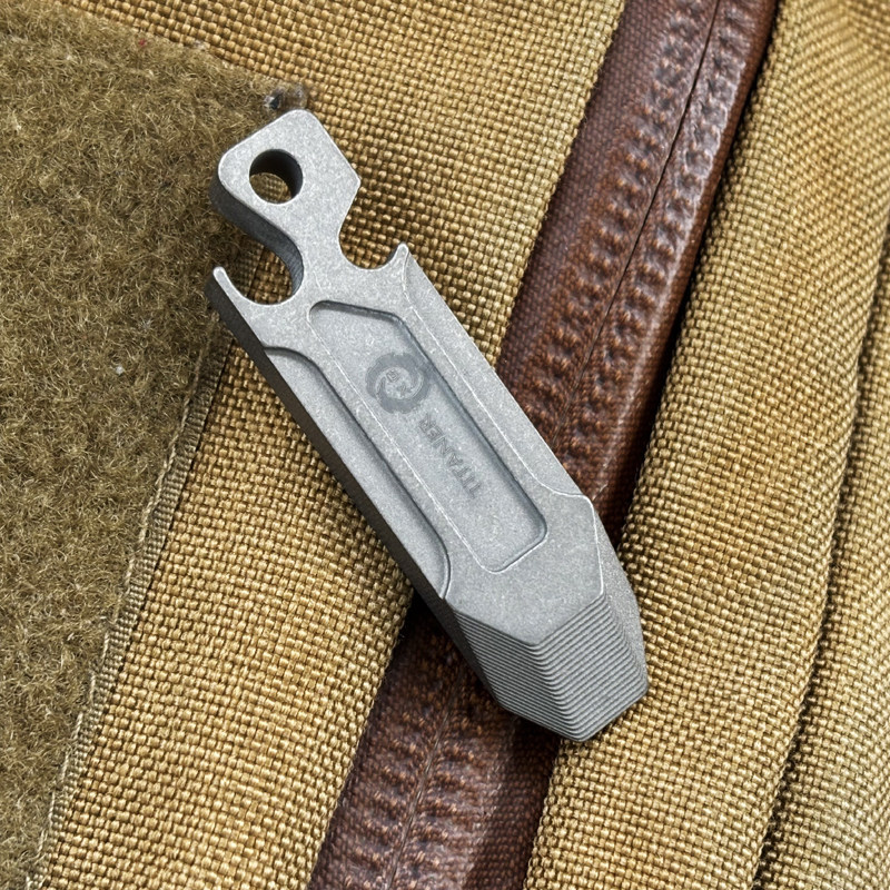 Keychain Multi Tool - Przenośny, wielofunkcyjny mini łomek EDC ze